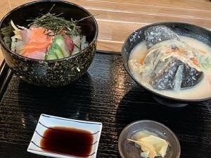 今回は「ゴロゴロネタの海鮮丼」をいただきました。